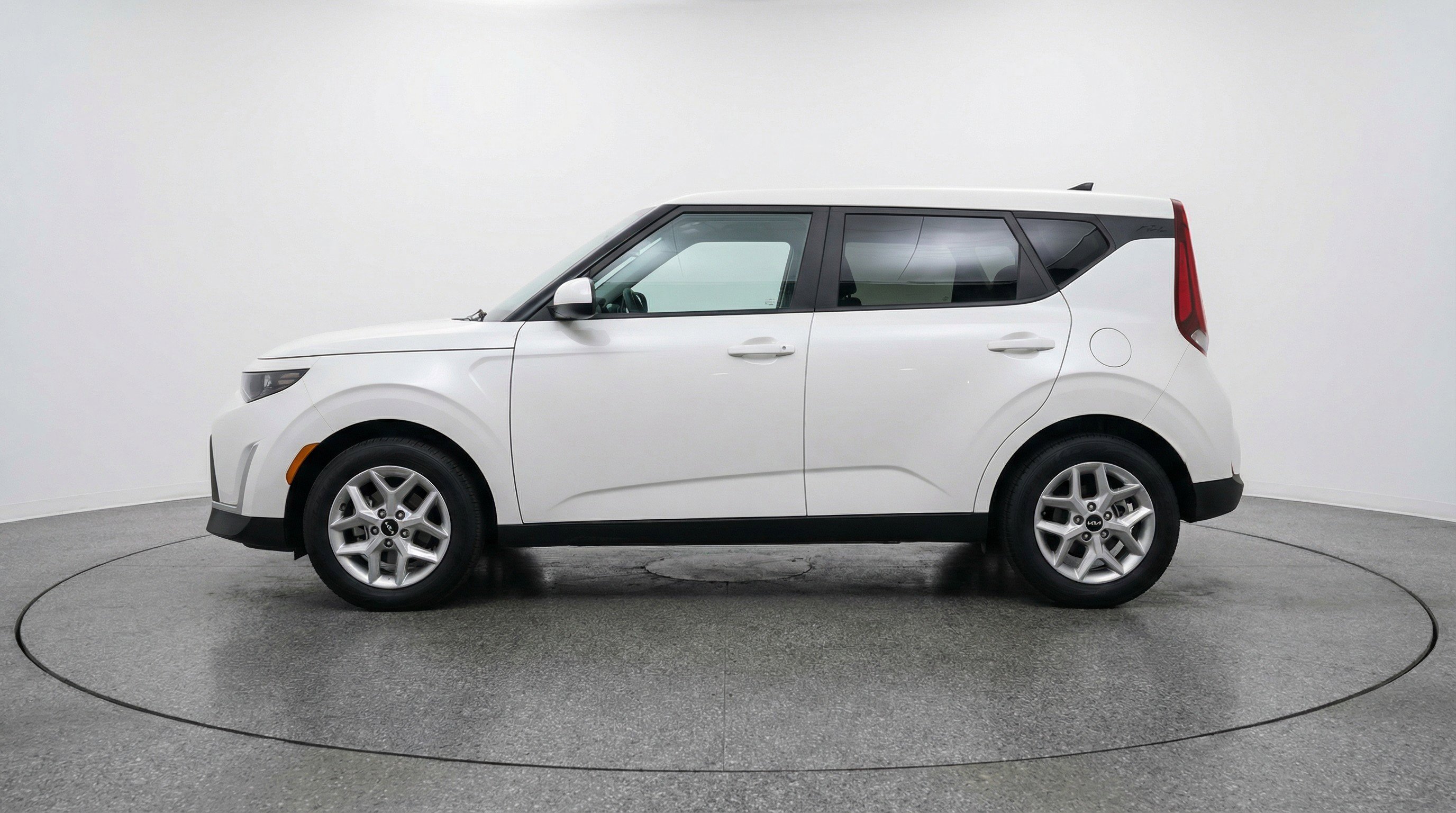 Used 2025 Kia Soul LX w/ LX Technology Package FWD image 5