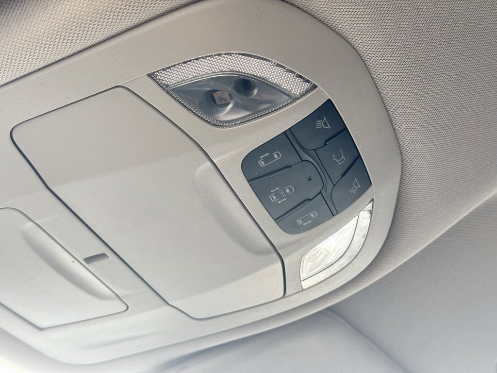 Used 2024 Chrysler Pacifica Touring-L image 27