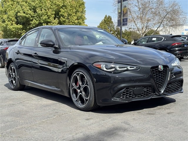 New 2025 Alfa Romeo Giulia Sprint w/ Veloce Package Rwd image 1