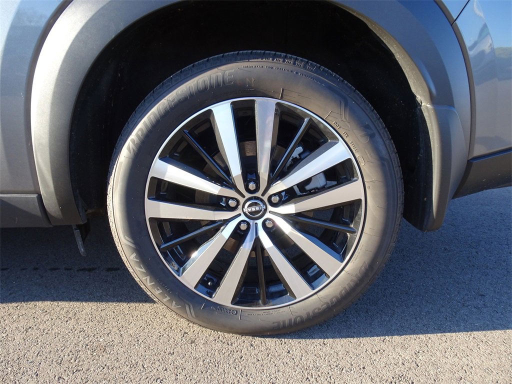 Used 2025 Nissan Pathfinder Platinum w/ Black Appearance Package image 7