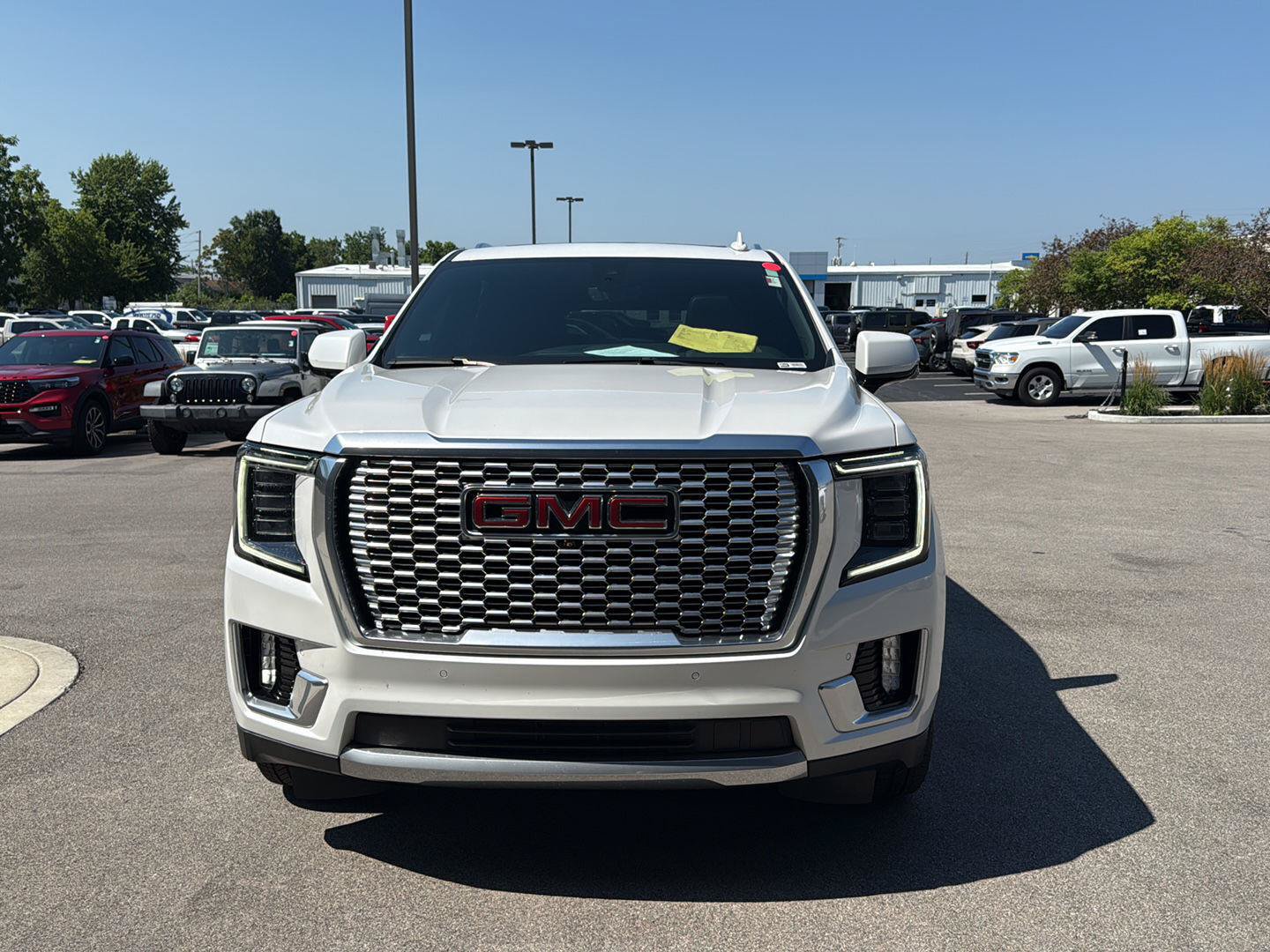 Used 2022 GMC Yukon Denali w/ Denali Premium Package AWD/4WD image 8