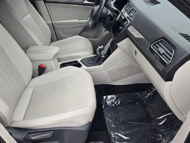 Used 2024 Volkswagen Tiguan SE R-Line FWD image 8