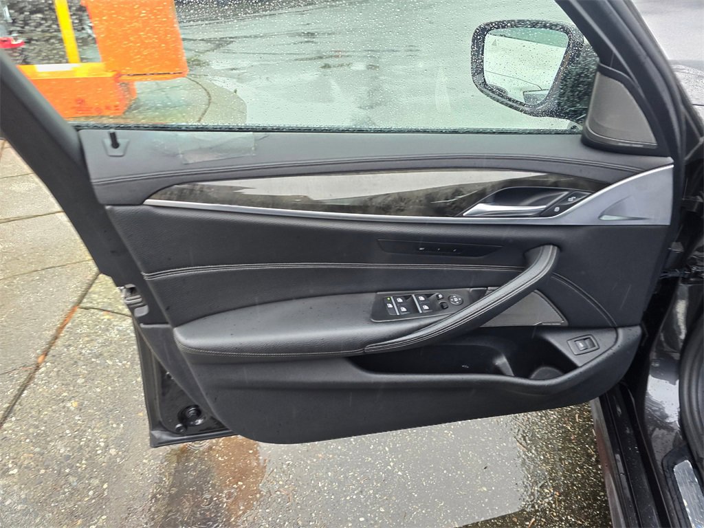 Used 2020 BMW M550i xDrive image 23