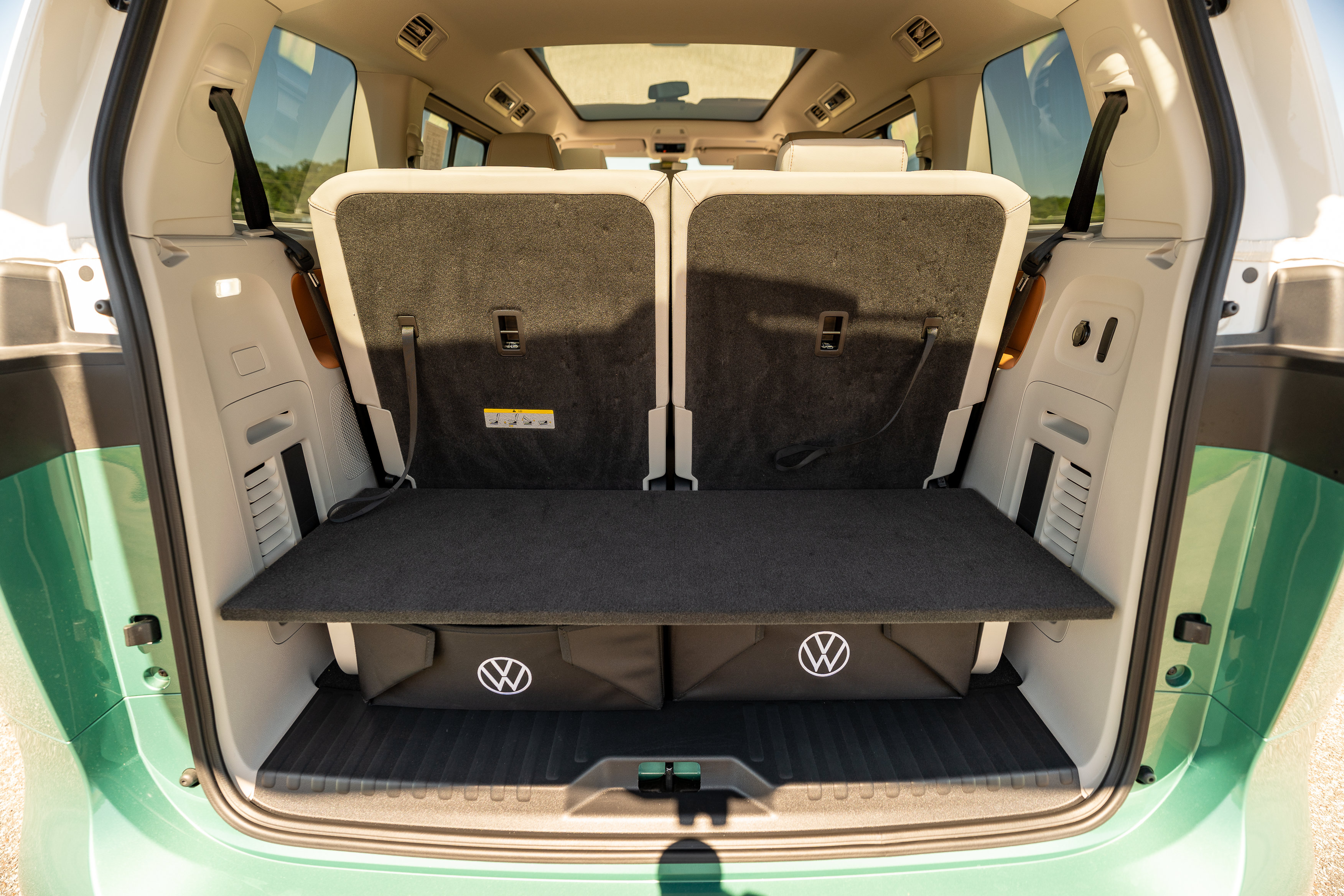 Used 2025 Volkswagen ID. Buzz Pro S Plus w/ Cupholders Package RWD image 22