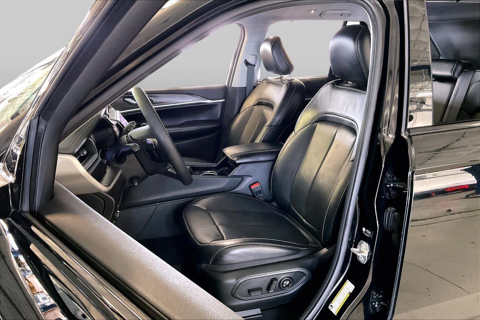 Used 2023 Jeep Grand Cherokee Limited w/ Luxury Tech Group II AWD/4WD image 7