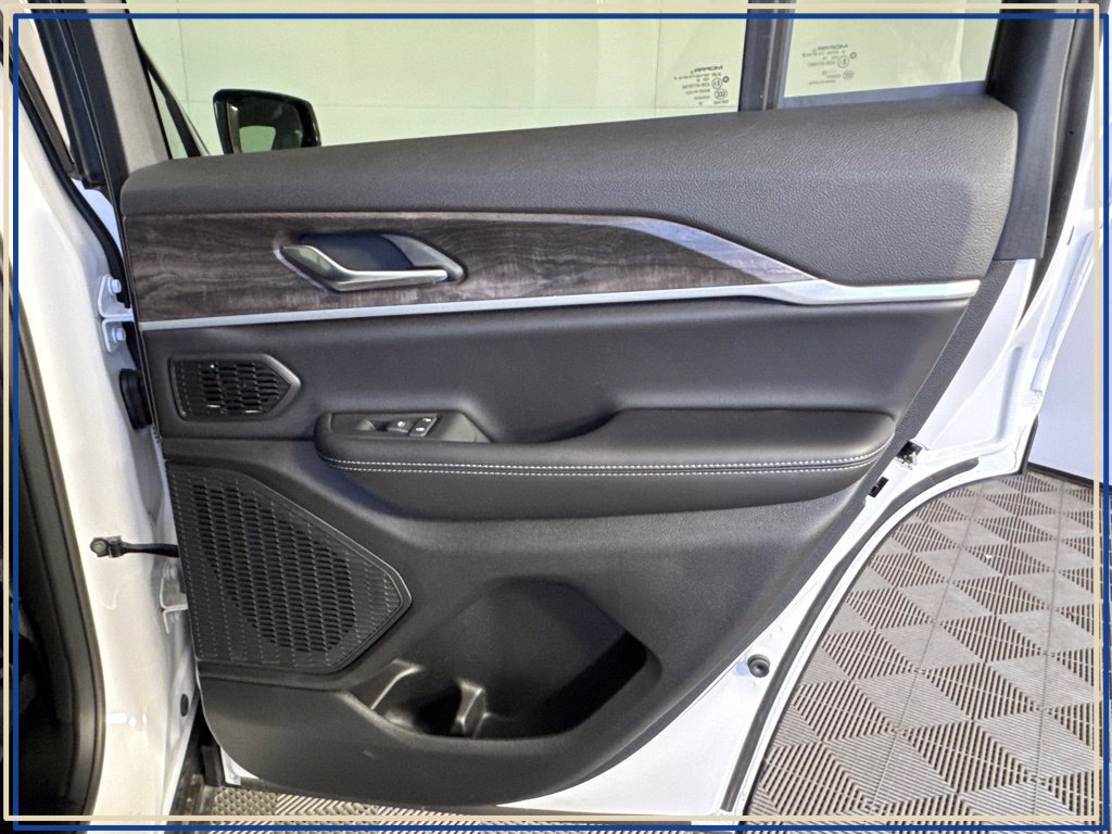 Used 2026 Jeep Grand Cherokee Limited AWD/4WD image 39