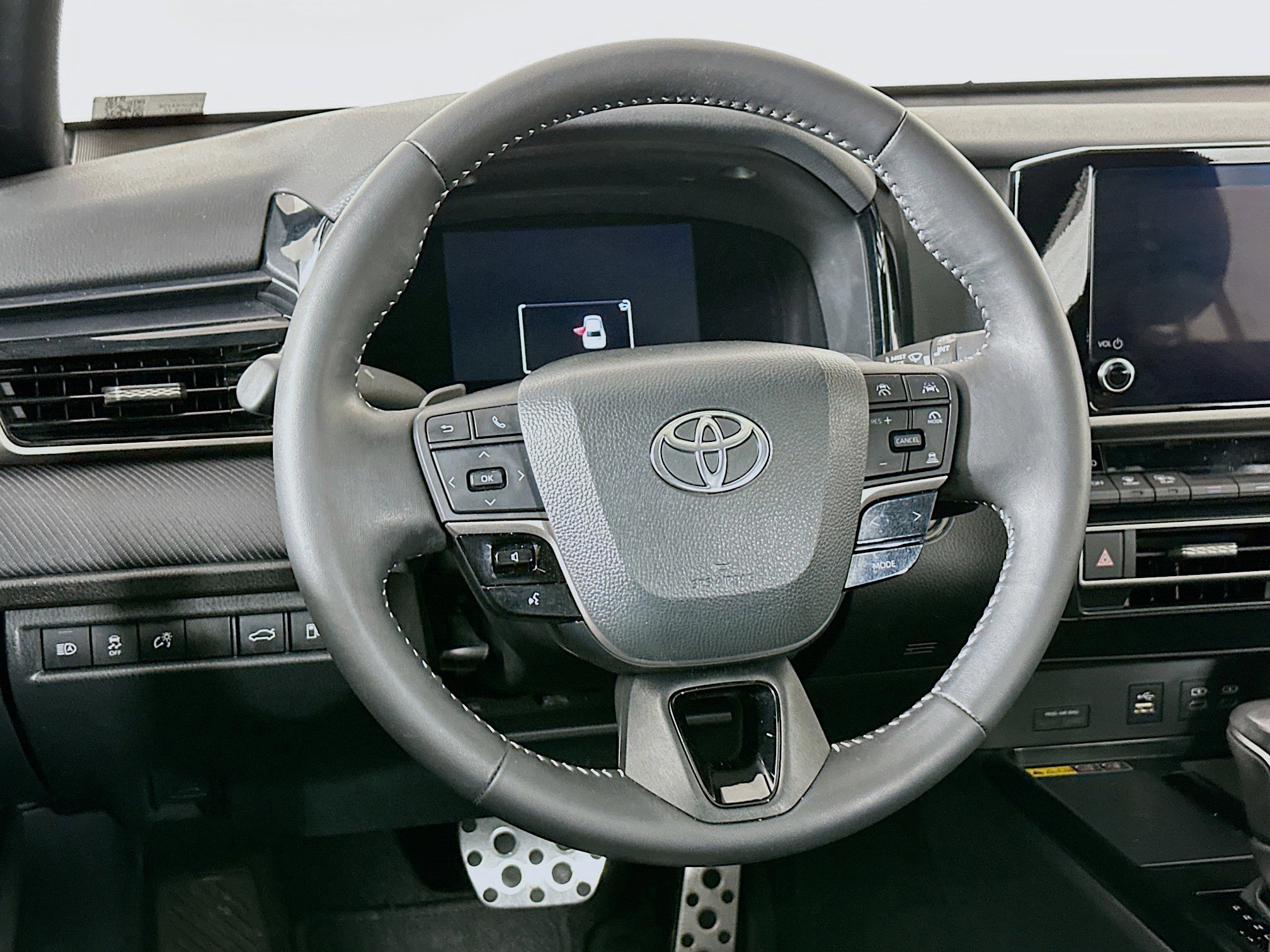 Used 2025 Toyota Camry SE w/ Convenience Package image 18