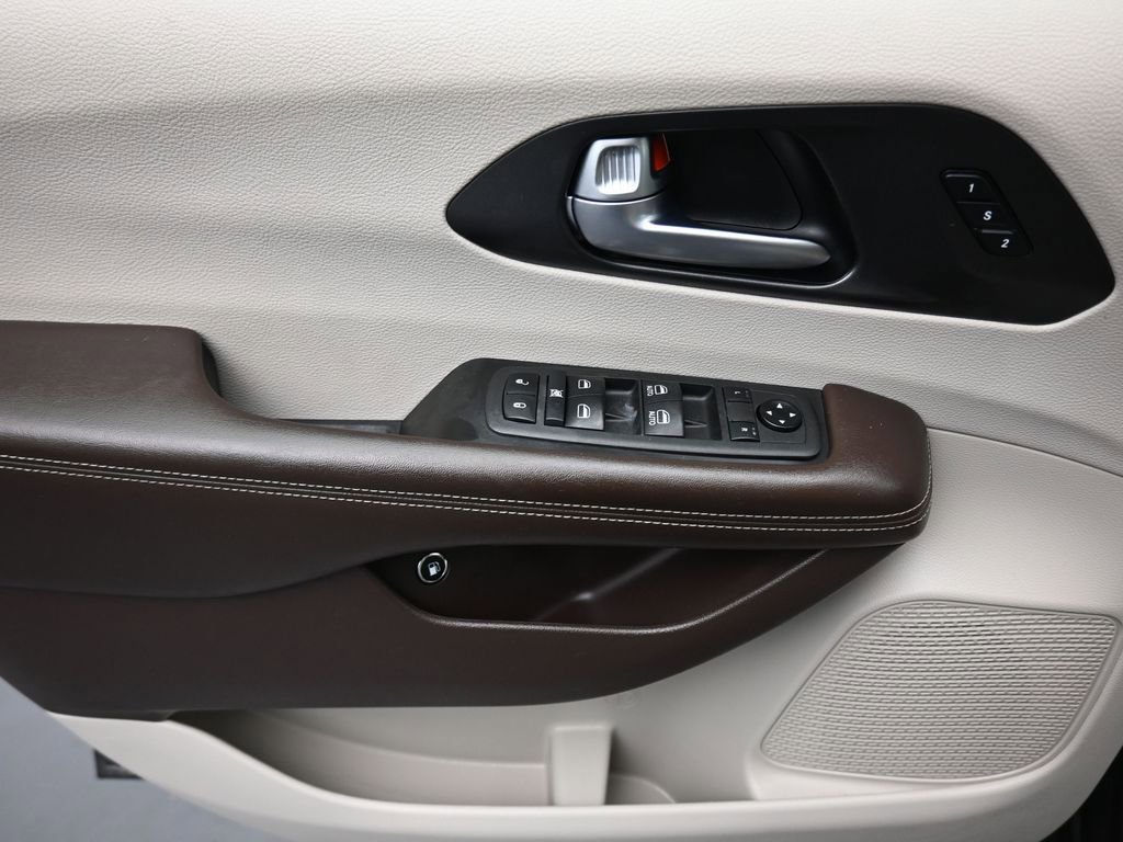 Used 2021 Chrysler Pacifica Touring-L image 10