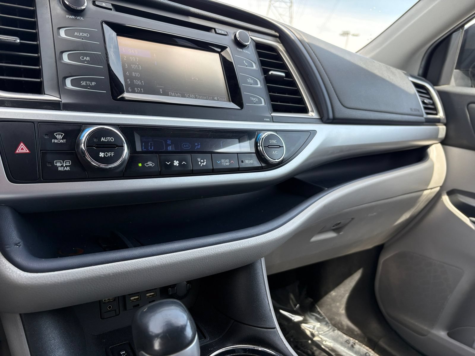 Used 2019 Toyota Highlander LE w/ Carpet Mat Package (TMS) AWD/4WD image 33