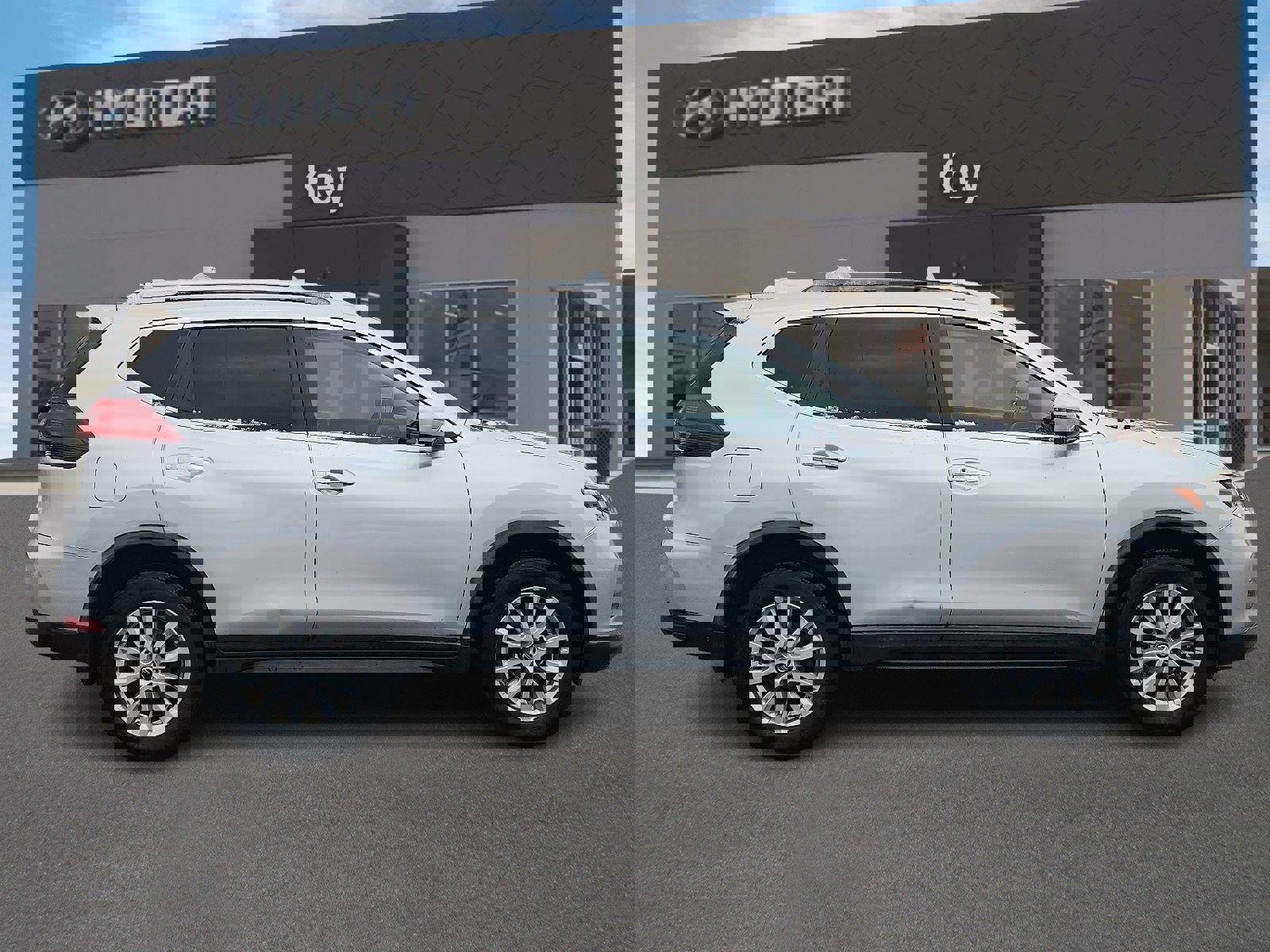 Used 2018 Nissan Rogue SV w/ Premium Package image 3