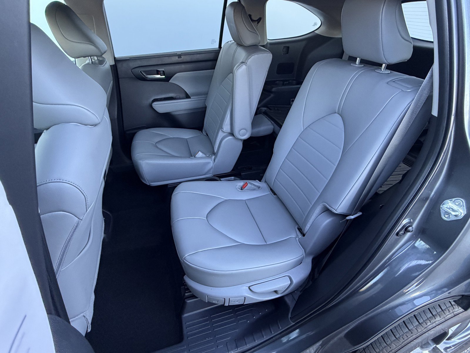 Used 2025 Toyota Highlander XLE AWD/4WD image 9