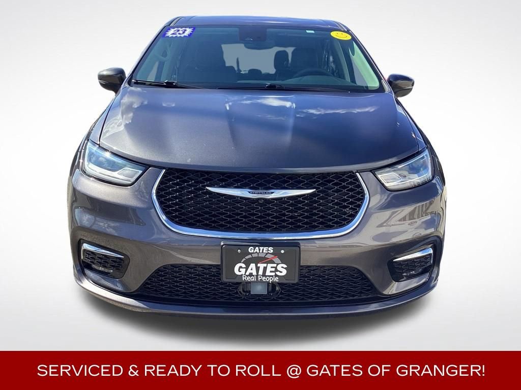 Used 2023 Chrysler Pacifica Touring-L FWD image 3