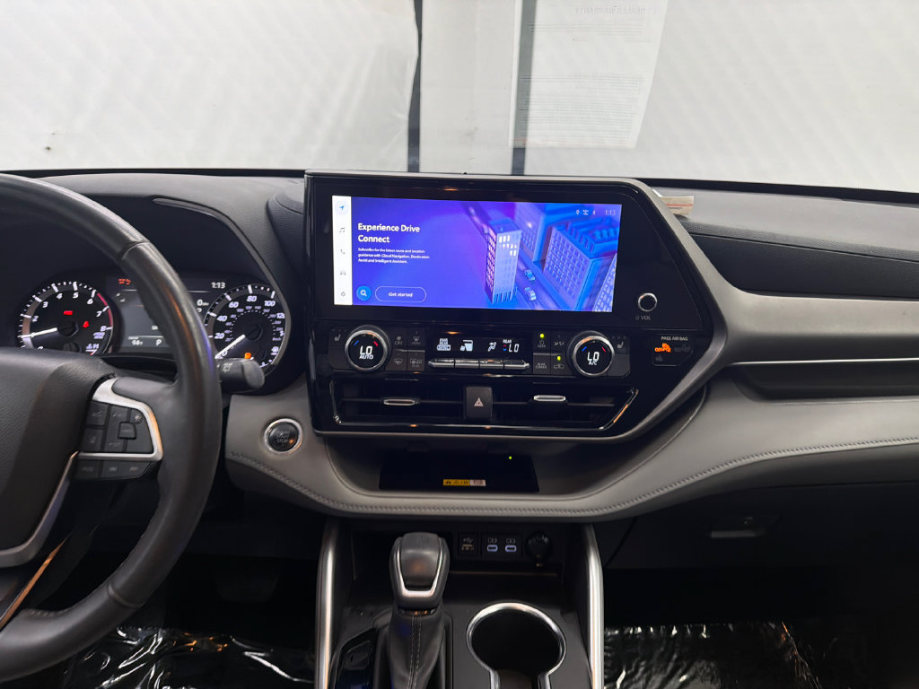 Used 2024 Toyota Highlander XLE FWD image 30