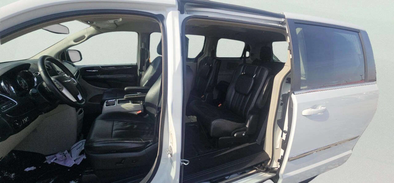 Used 2016 Chrysler Town & Country Touring image 9