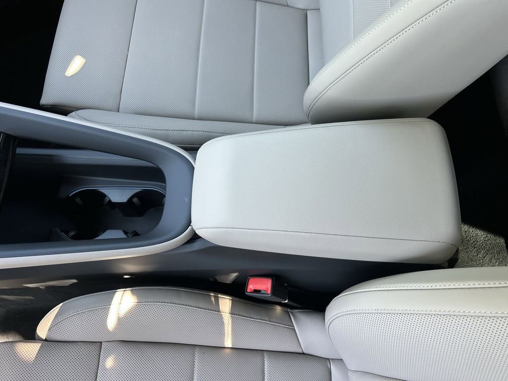 Certified 2025 Porsche Macan Electric image 25