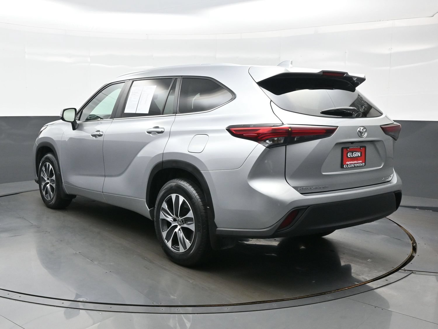 Used 2024 Toyota Highlander XLE AWD/4WD image 4