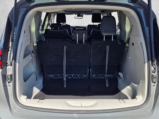 Used 2023 Chrysler Pacifica Limited image 6