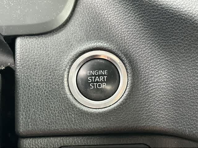 Used 2022 Toyota Tundra SR5 w/ SR5 Convenience Package AWD/4WD image 10