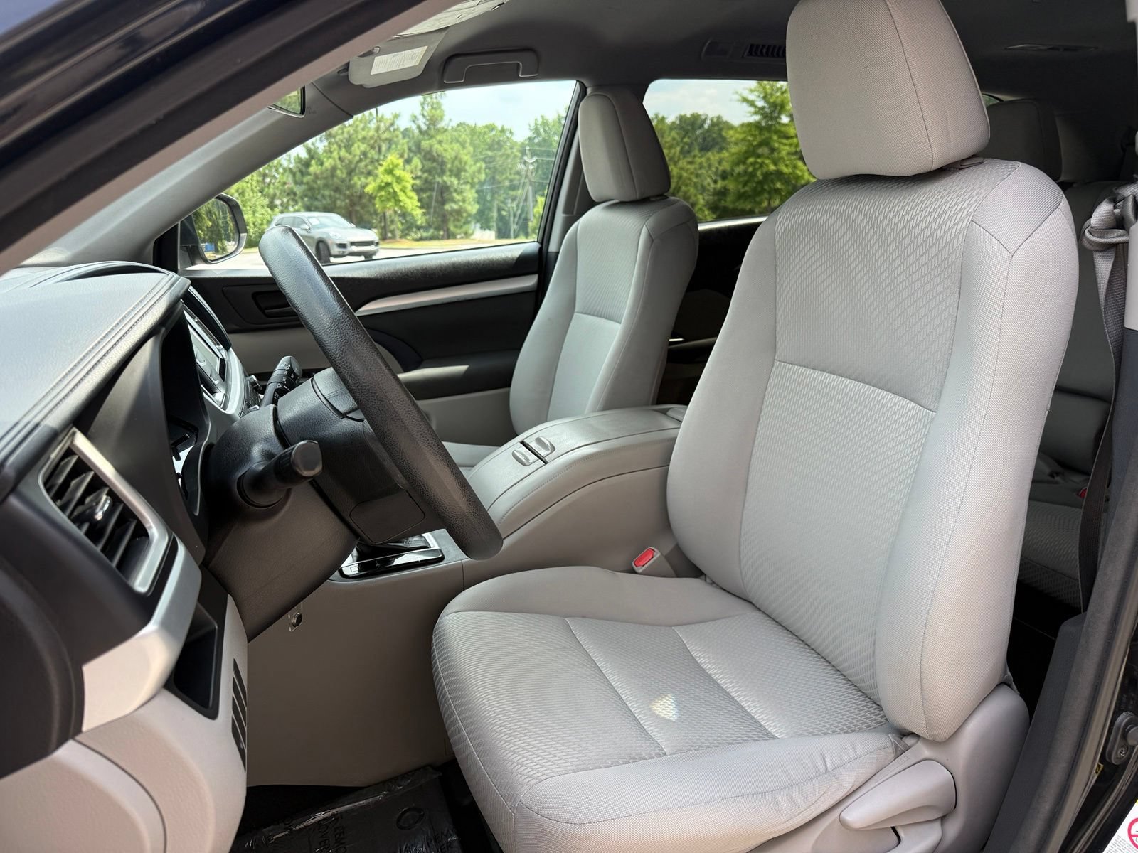 Used 2016 Toyota Highlander LE FWD image 35