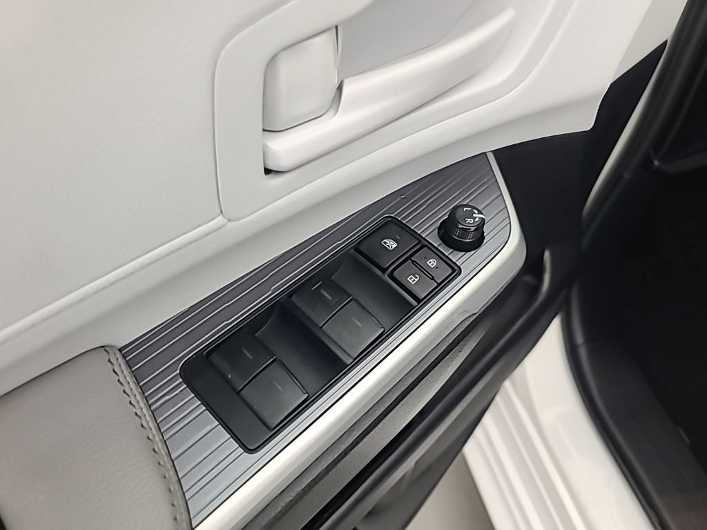 Used 2026 Toyota Sienna LE FWD image 22