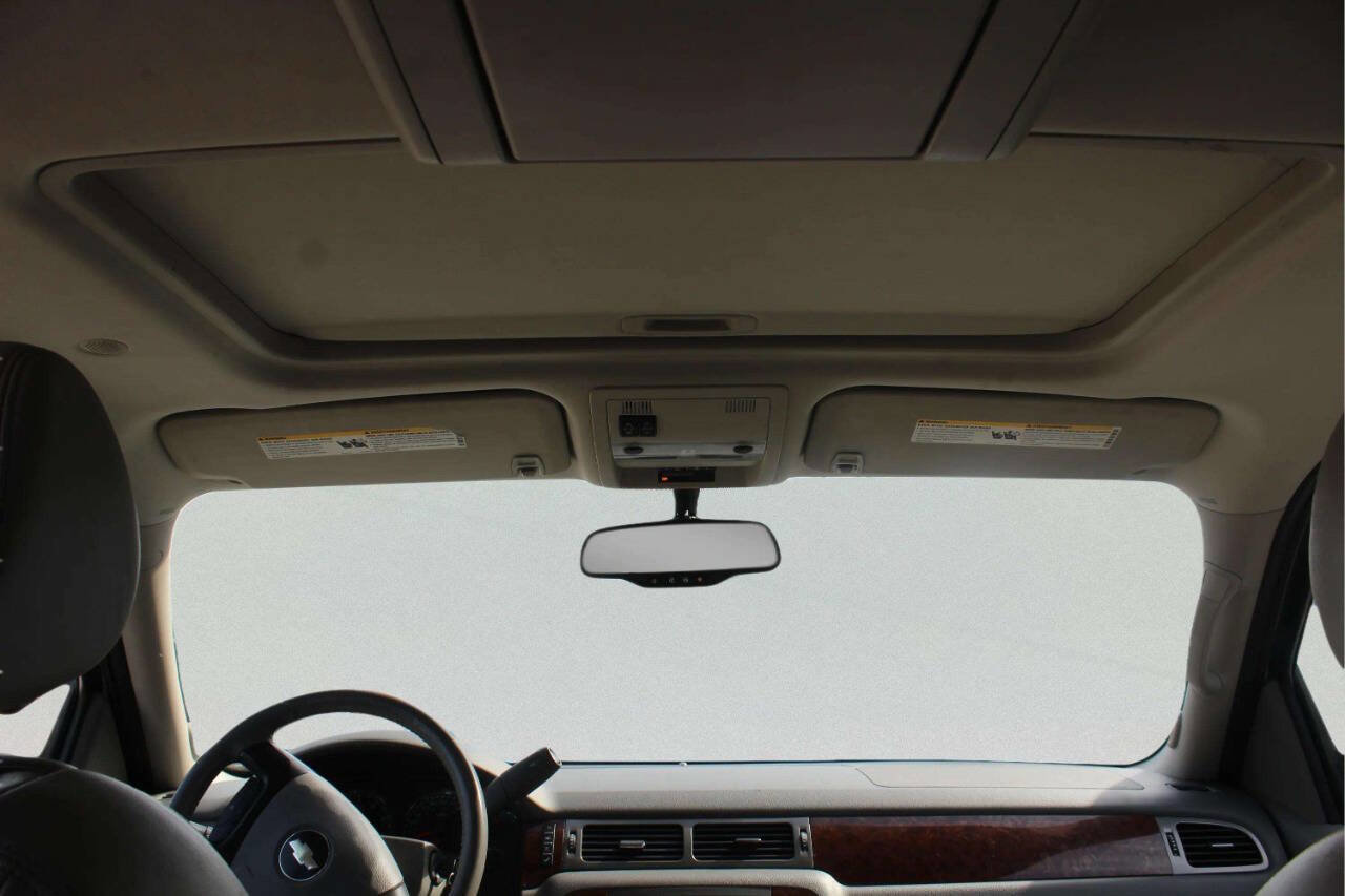 Used 2008 Chevrolet Suburban LT w/ LT Preferred Equipment Group image 9