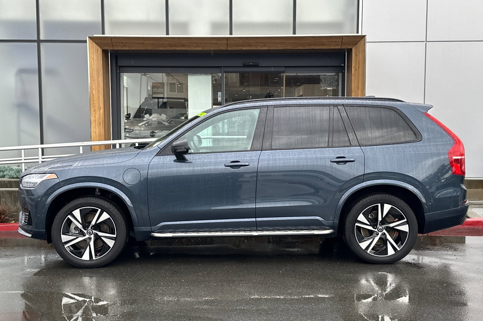 Certified 2022 Volvo XC90 T8 R-Design w/ Advanced Package image 6