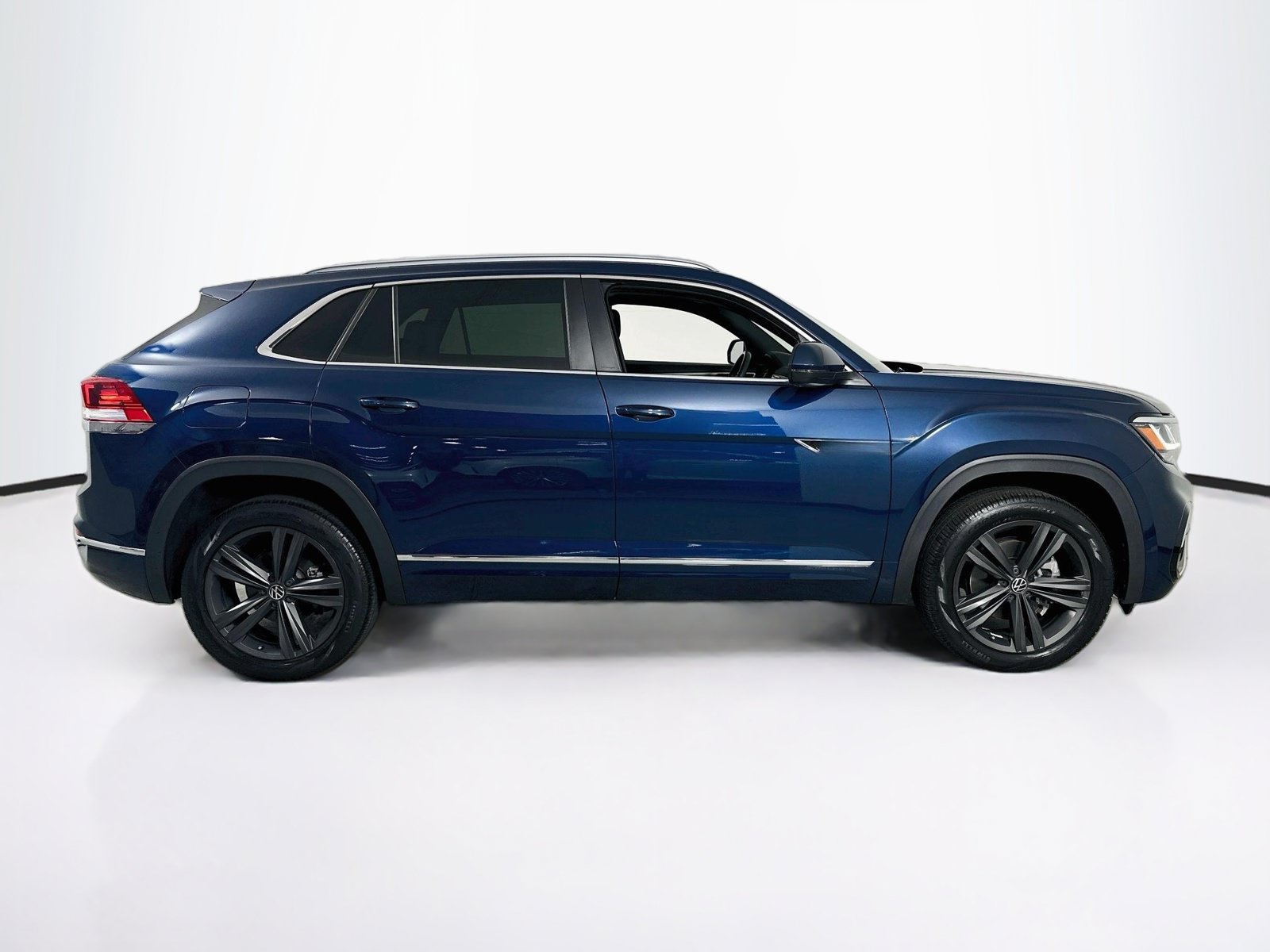 Used 2022 Volkswagen Atlas Cross Sport SEL R-Line AWD/4WD image 4