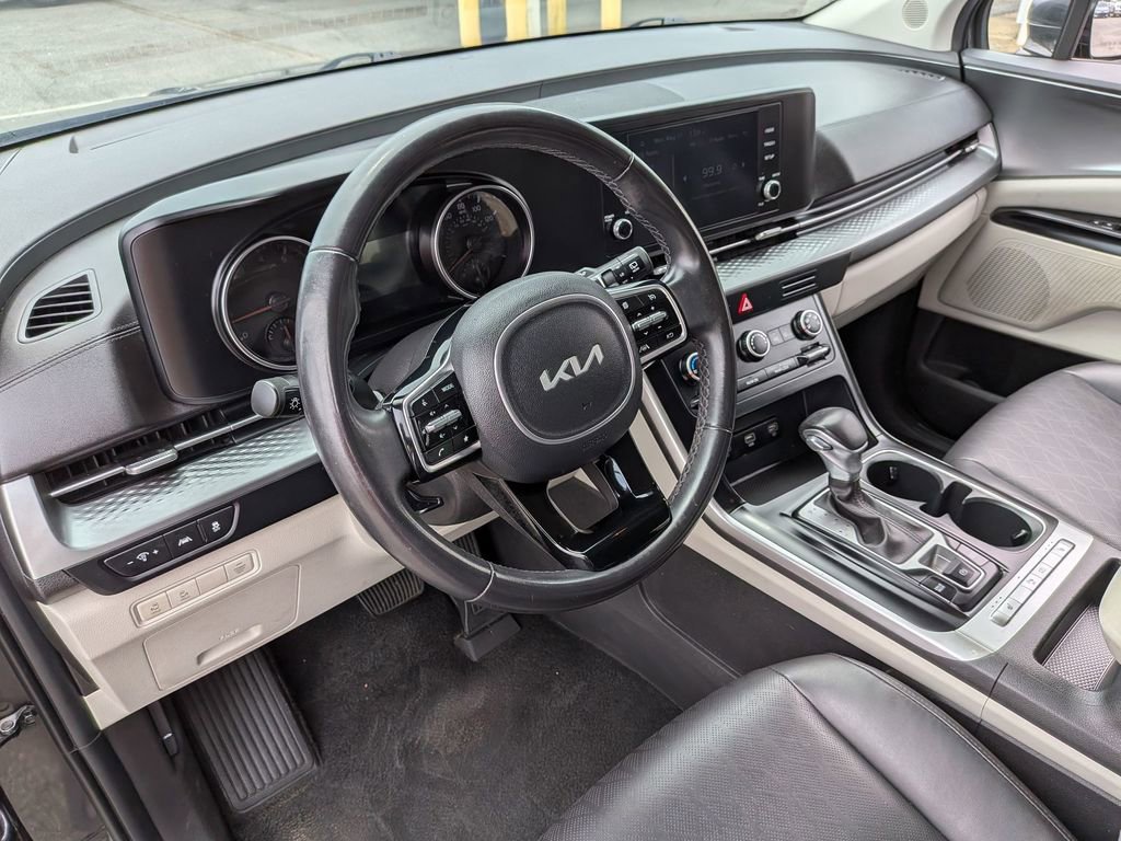 Used 2023 Kia Carnival LX FWD image 30