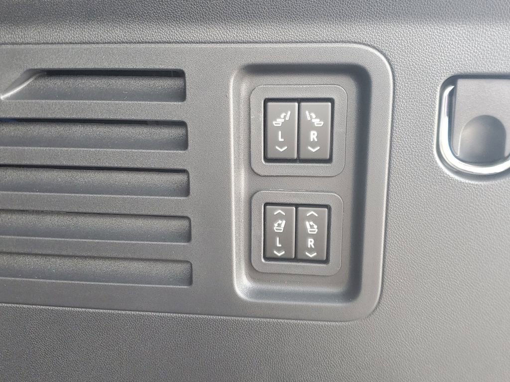 New 2026 Chevrolet Traverse RS image 7