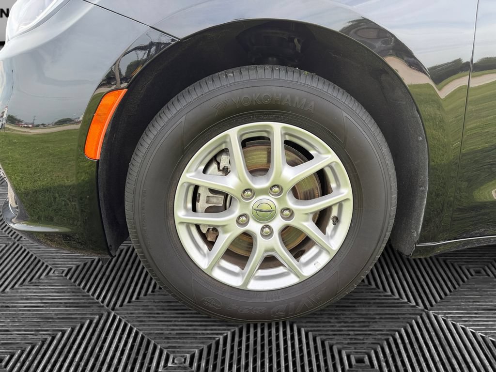Used 2025 Chrysler Pacifica Select FWD image 15