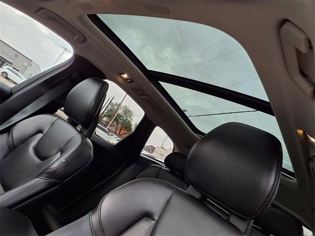 Used 2019 Volvo XC60 T5 Momentum w/ Multimedia Package image 7