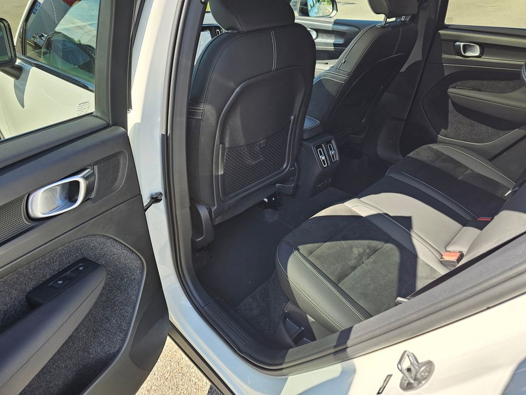 Used 2023 Volvo C40 P8 Recharge Ultimate image 9