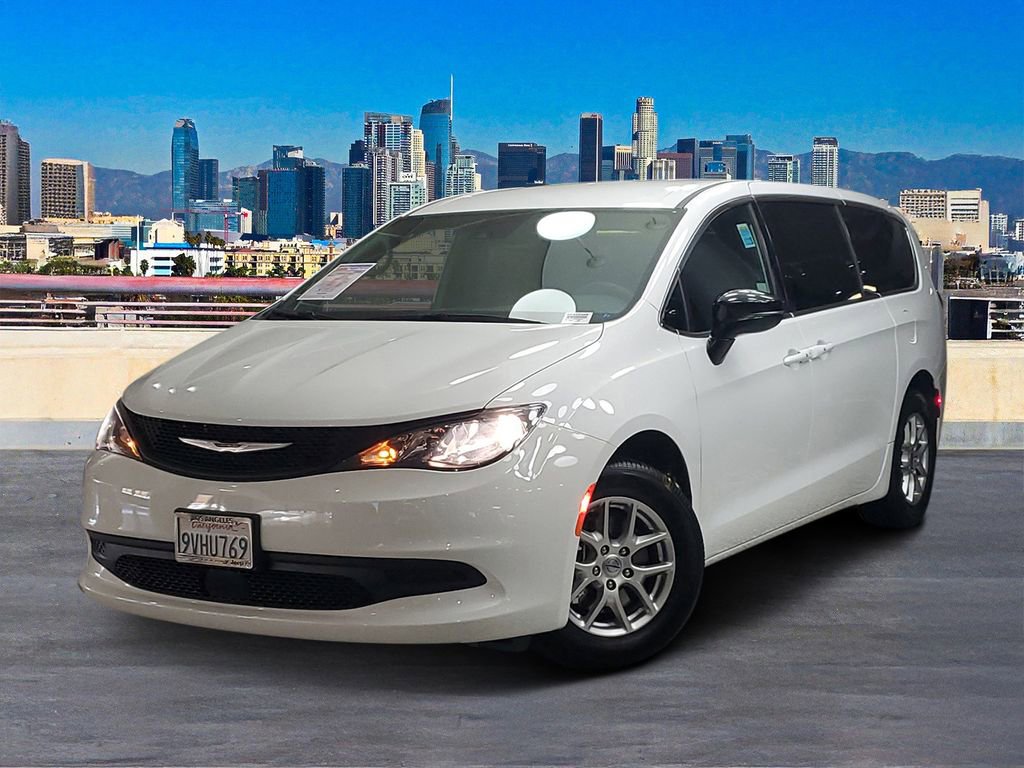 Used 2025 Chrysler Voyager LX image 2