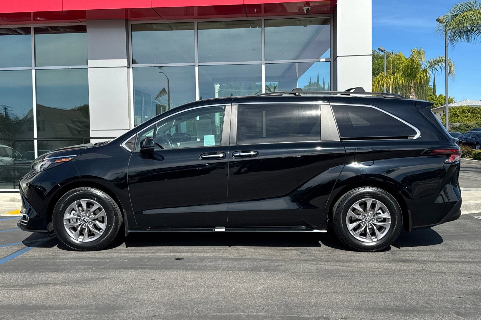 Used 2024 Toyota Sienna XLE w/ XLE Plus Package image 9