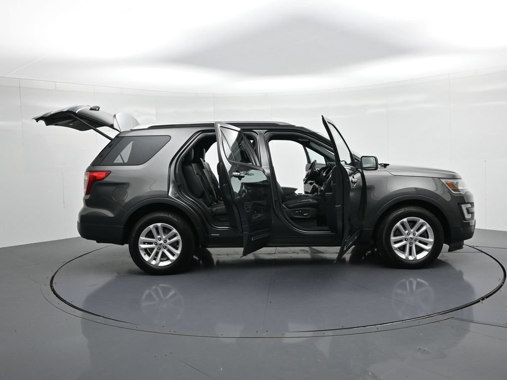 Used 2017 Ford Explorer XLT w/ Equipment Group 202A FWD image 24