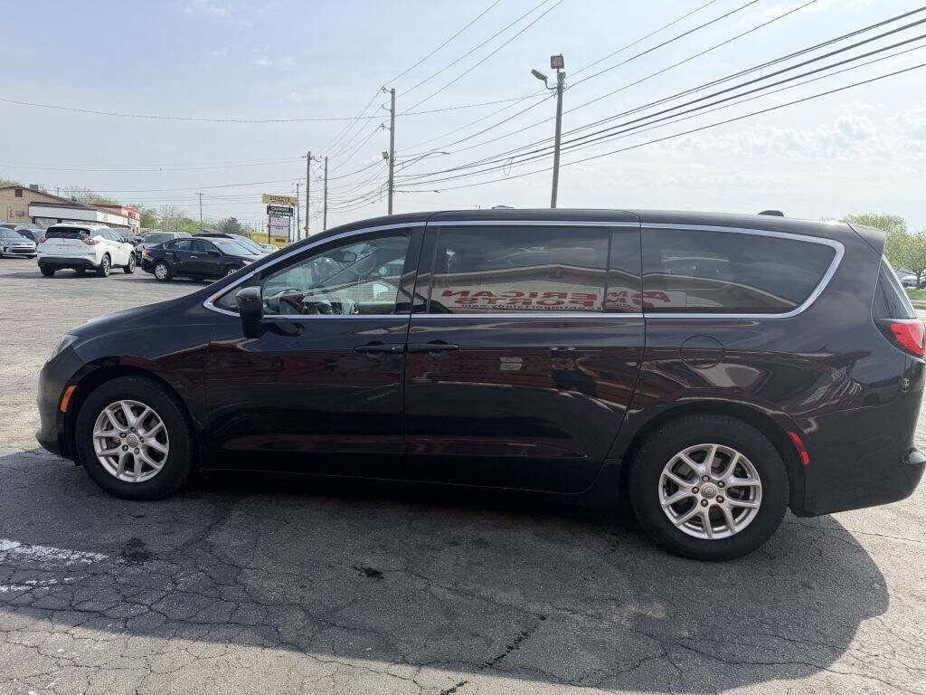 Used 2017 Chrysler Pacifica Touring image 3