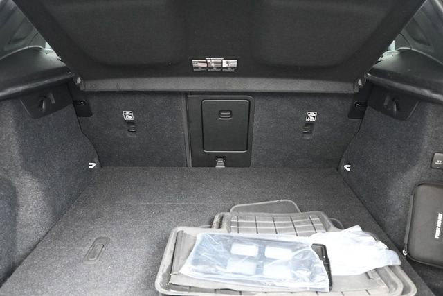 Used 2024 Volvo XC40 B5 Plus w/ Protection Package Premier AWD/4WD image 31