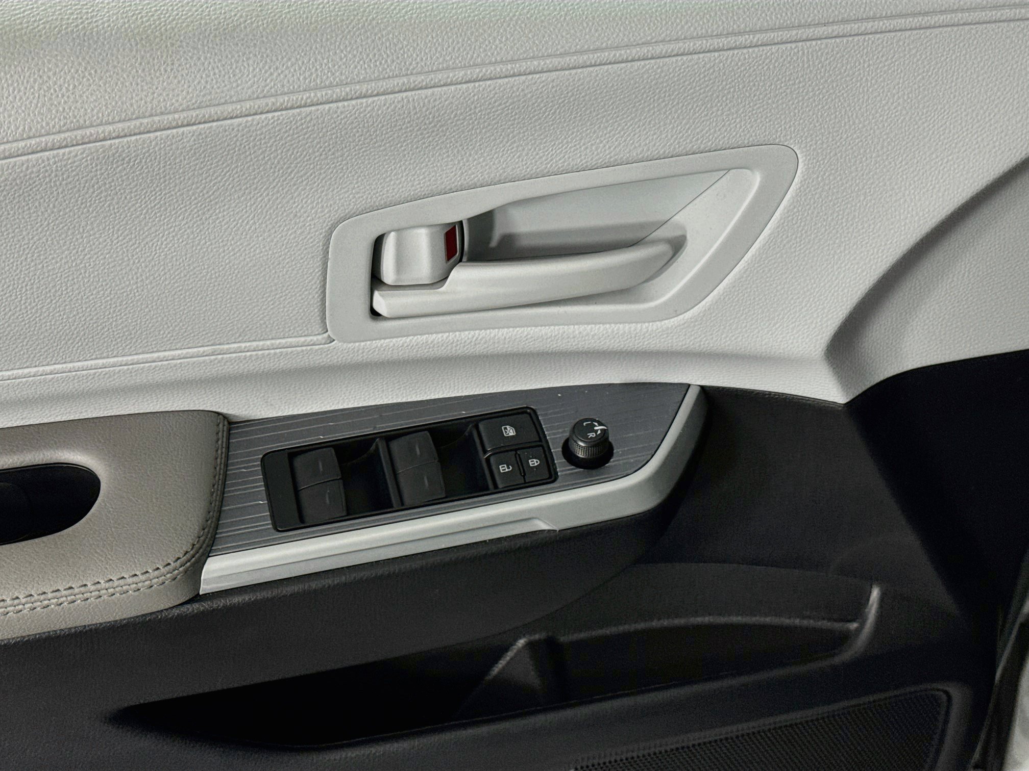 Certified 2025 Toyota Sienna LE FWD image 17