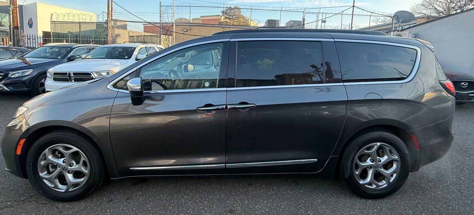 Used 2023 Chrysler Pacifica Limited image 8