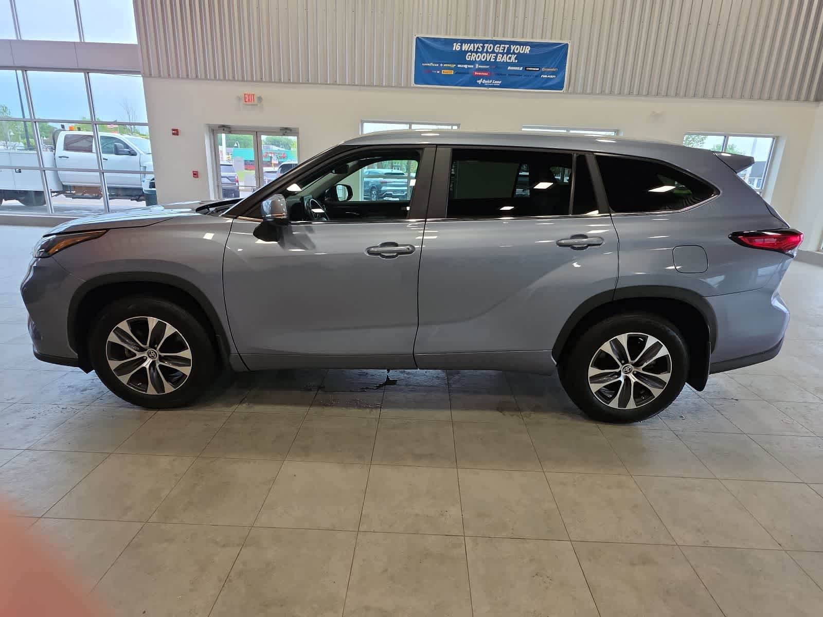 Used 2023 Toyota Highlander XLE AWD/4WD image 12