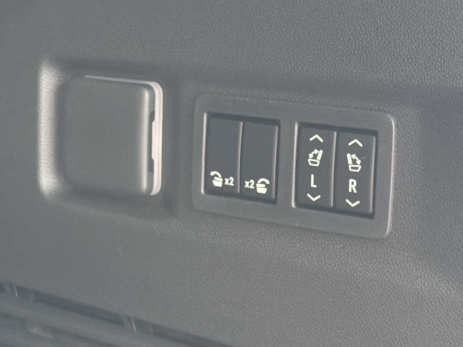 New 2026 GMC Yukon Denali Ultimate AWD/4WD image 30