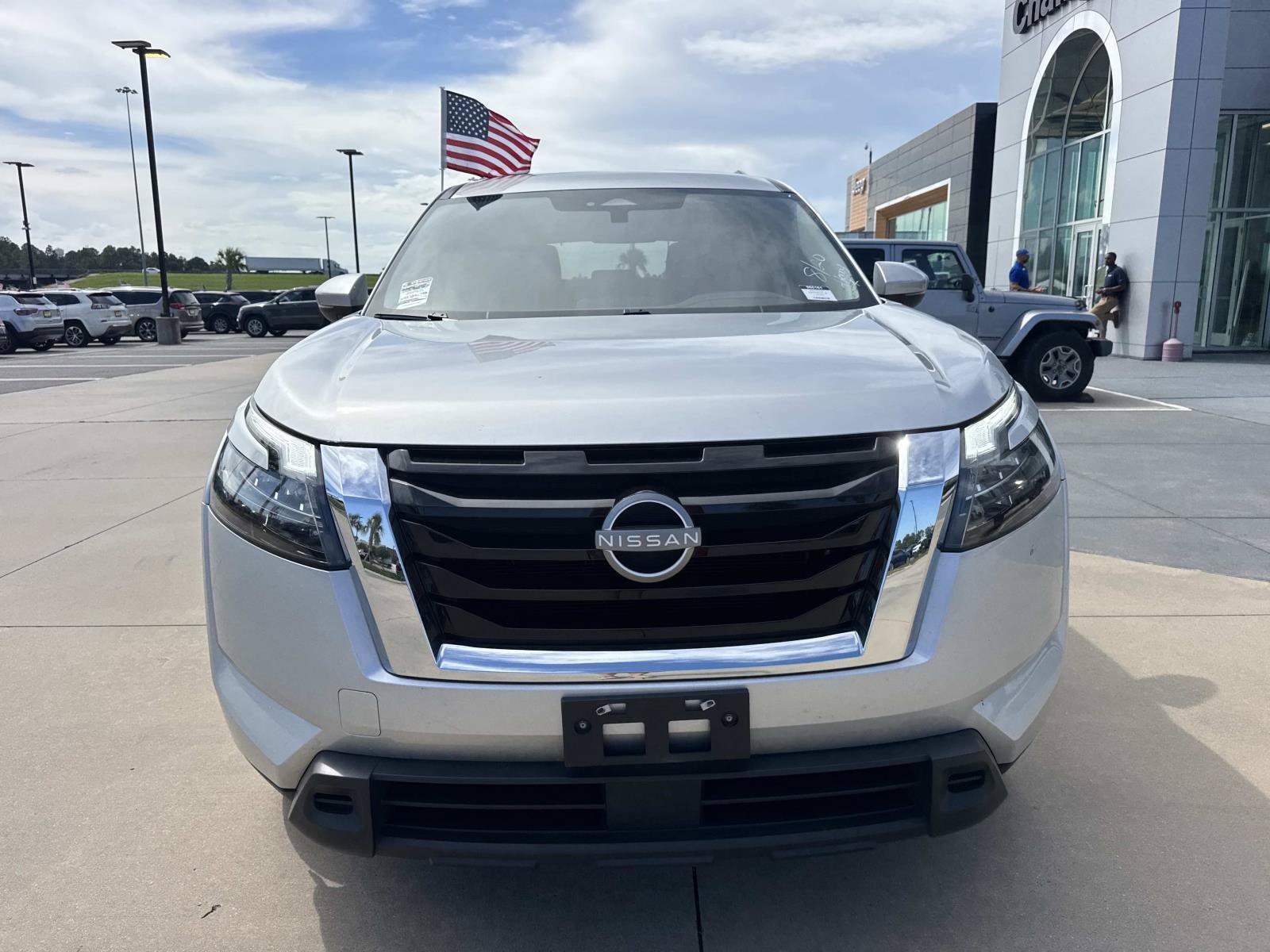 Used 2024 Nissan Pathfinder SV FWD image 2