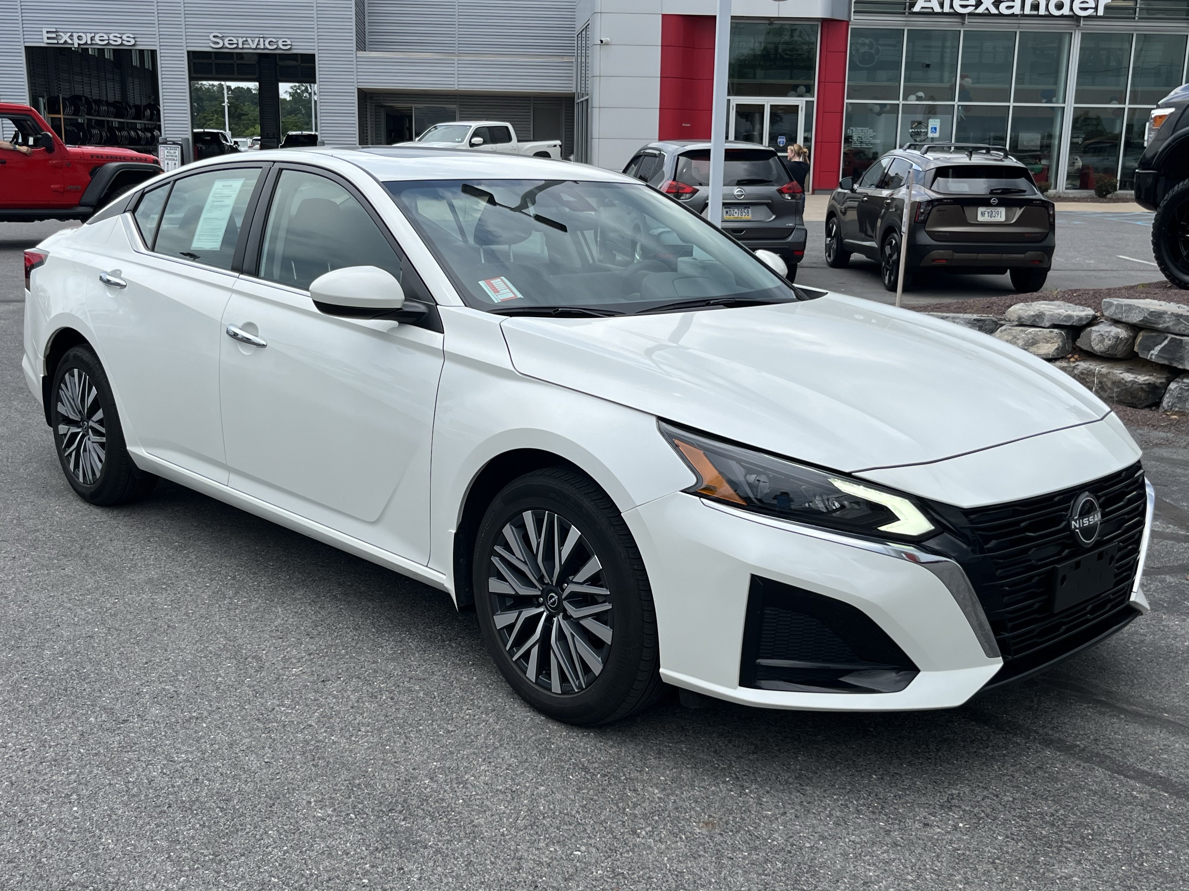 Used 2023 Nissan Altima 2.5 SV w/ SV Premium Package AWD/4WD image 1