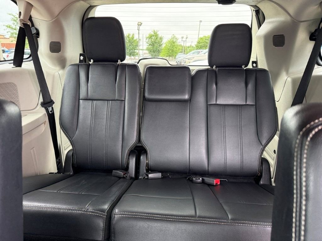Used 2013 Chrysler Town & Country Touring FWD image 15