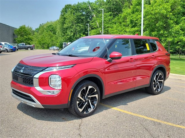 Used 2023 Mitsubishi Outlander SE Black Edition image 2