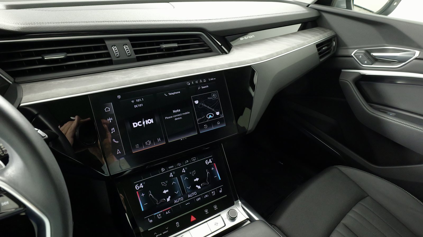 Used 2022 Audi e-tron Premium Plus w/ Premium Plus Package image 63