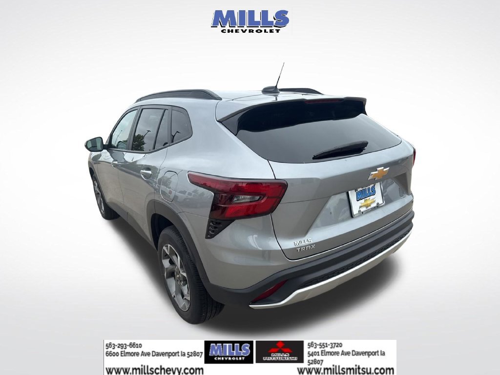 Used 2025 Chevrolet Trax LT w/ LT Convenience Package FWD image 4