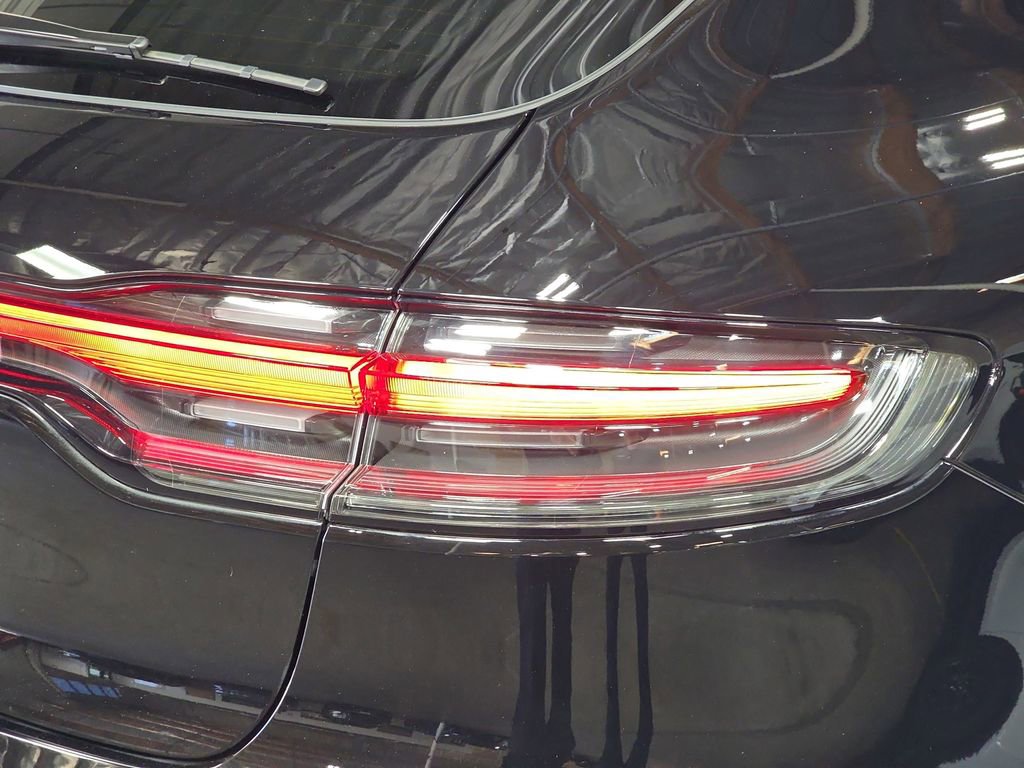Certified 2025 Porsche Macan AWD/4WD image 30