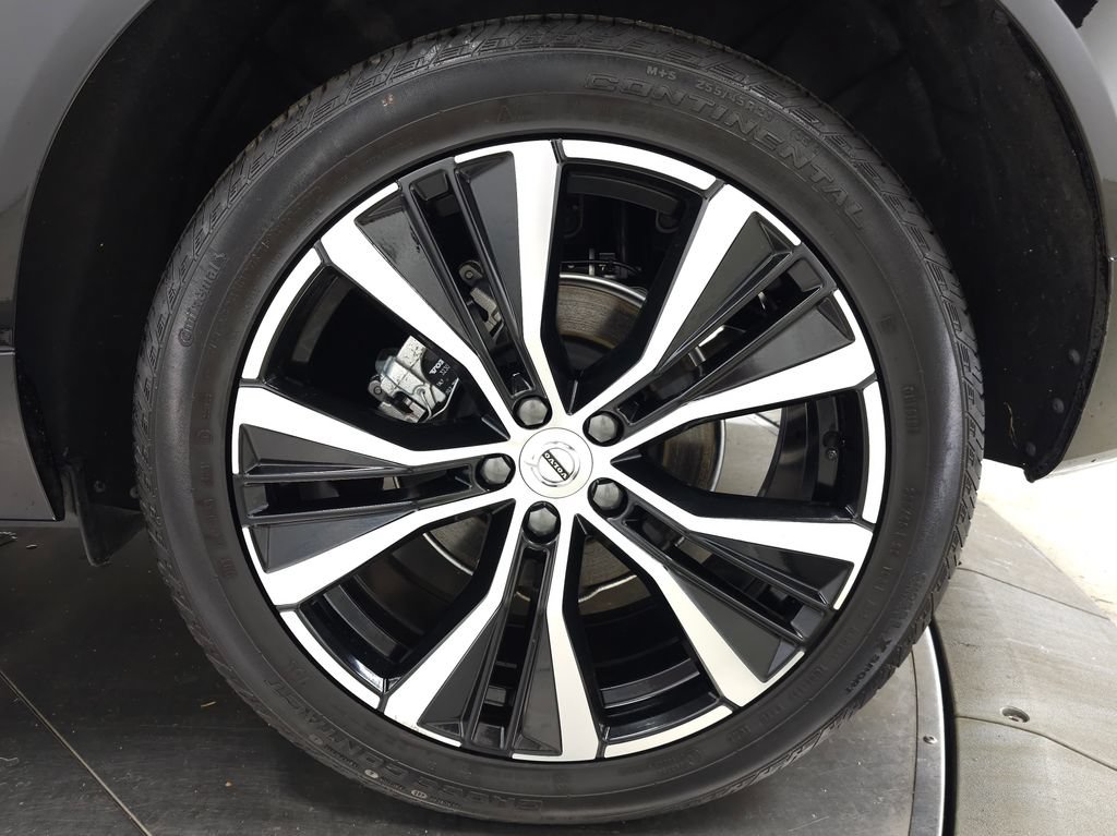 Certified 2025 Volvo XC60 B5 Plus AWD/4WD image 12
