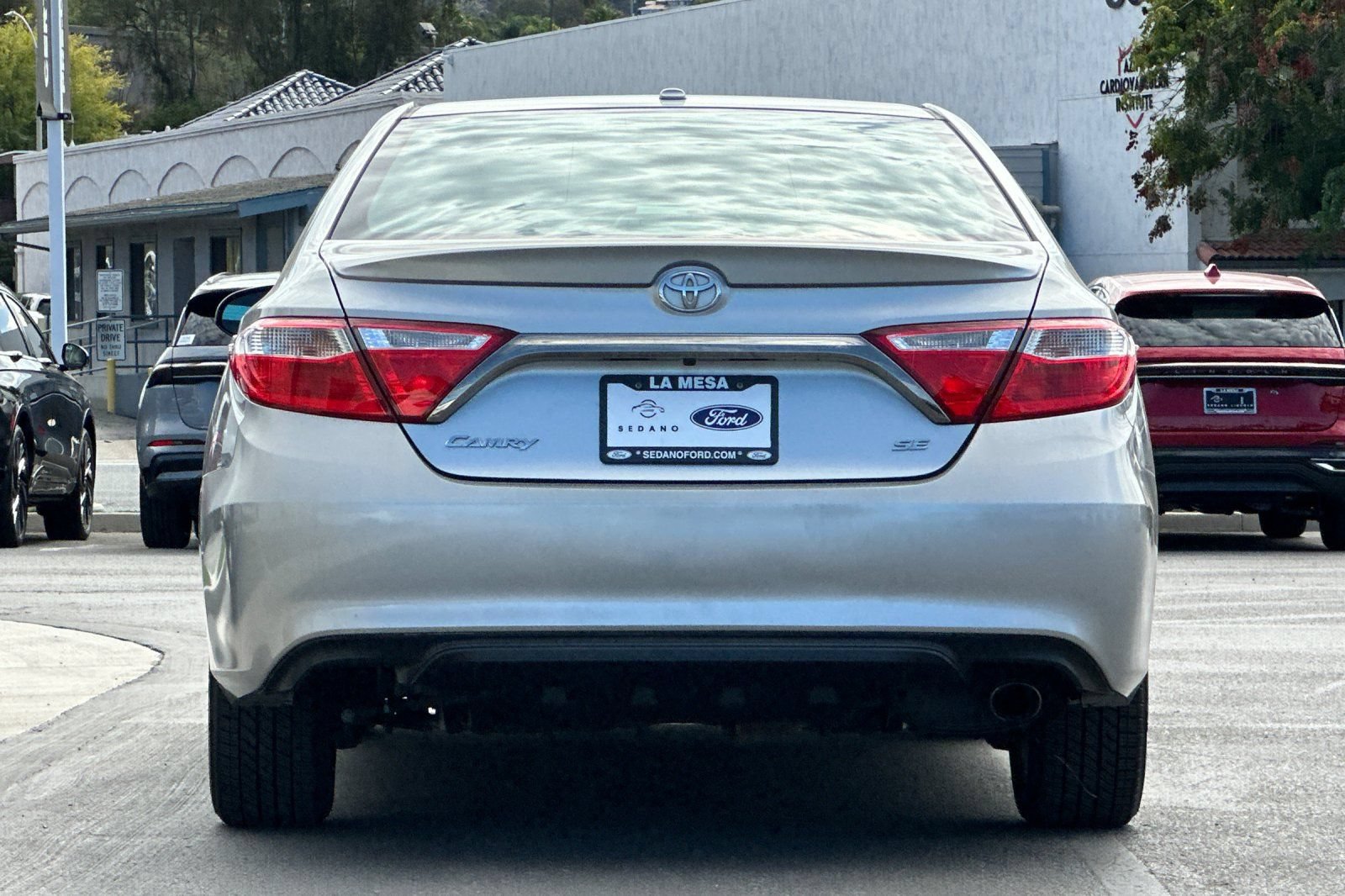 Used 2015 Toyota Camry SE w/ Moonroof Package FWD image 4